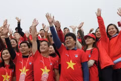 Đoàn viên, thanh niên của Vietjet tham gia lễ công bố thông điệp Hành trình "Tôi yêu Tổ quốc tôi" tại cột cờ Lũng Cũ. (Ảnh: CTV/Vietnam+)