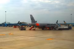 Máy bay của hai hãng hàng không Jetstar Pacific-Vietnam Airlines. (Ảnh: Việt Hùng/Vietnam+)