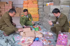 Tính dễ dãi của người tiêu dùng dẫn đến việc chấp nhận mua hàng nhái, hàng giả, hàng kém chất lượng. (Ảnh: Vietnam+)
