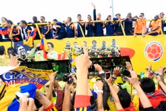 James Rodriguez bị đồng đội lấn át ở lễ mừng công World Cup