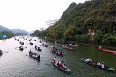 Du khách tấp nập trong ngày Khai hội Chùa Hương 2014