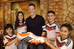 Mesut Oezil trả tiền phẫu thuật cho nhiều trẻ em ở Brazil