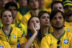 Cổ động viên nhí khóc nức nở khi chứng kiến Brazil bị vỡ trận