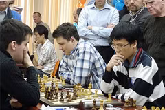 Lê Quang Liêm (phải) thi đấu với kỳ thủ Ian Nepomniachtchi. (Nguồn ảnh: Chessbase)