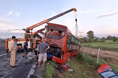 Hiện trường vụ tai nạn nghiêm trọng trên cao tốc Vĩnh Hảo-Phan Thiết làm 2 người chết, 10 người bị thương. (Ảnh TTXVN phát)