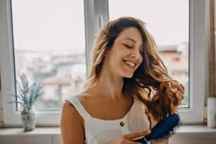 Tẩy da chết da đầu là một bước quan trọng trong việc chăm sóc da đầu. (Nguồn: Getty images)