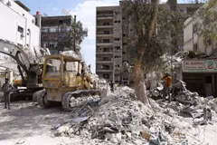 Hiện trường đổ nát sau vụ tấn công tòa nhà lãnh sự quán Iran ở Damascus, Syria ngày 2/4. (Ảnh: THX/TTXVN)