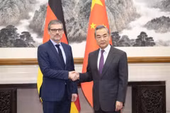 Ông Vương Nghị (phải) và ông Jens Plotner. (Nguồn: Xinhua)