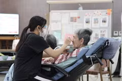 Hộ lý viên Việt Nam chăm sóc người cao tuổi. (Ảnh minh họa. Đào Thanh Tùng/TTXVN)