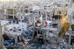 Những tòa nhà ở Dải Gaza bị phá hủy sau đòn không kích của Israel. (Ảnh: THX/TTXVN)