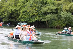 Đoàn công tác tham quan Khu du lịch sinh thái Tràng An. (Ảnh: Đức Phương/TTXVN)