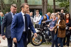 Tổng thống Pháp Emmanuel Macron rời điểm bầu cử Quốc hội ở Le Touquet ngày 30/6. (Ảnh: THX/TTXVN)