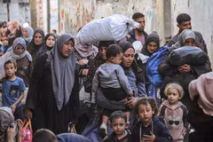 Quân đội Israel yêu cầu người dân Palestine phải rời khỏi thị trấn Beit Lahia, phía Bắc Gaza ngày 25/10. (Ảnh: THX/TTXVN)