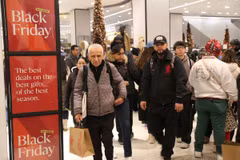 Người tiêu dùng mua sắm dịp Black Friday tại New York, Mỹ ngày 29/11/2024. (Ảnh: THX/TTXVN)