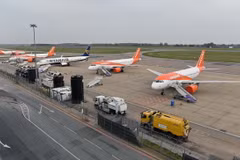 Máy bay đỗ tại sân bay Luton ở phía Bắc thủ đô London, Anh. (Ảnh: AFP/TTXVN)
