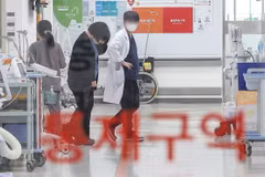 Nhân viên y tế tại một bệnh viện ở Seoul, Hàn Quốc. (Ảnh: Yonhap/TTXVN)