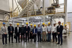 Đại sứ Ngô Minh Nguyệt cùng đoàn công tác thăm công ty Gespa, doanh nghiệp hàng đầu của Argentina trong sản xuất thức ăn gia súc và thú cưng chất lượng cao. (Ảnh: Diệu Hương/TTXVN)