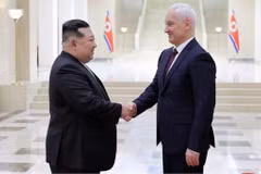 Nhà lãnh đạo Triều Tiên Kim Jong-un tiếp Bộ trưởng Quốc phòng Nga Andrei Beloussov. (Ảnh: AFP)