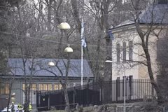Bên ngoài Đại sứ quán Israel tại Stockholm, Thụy Điển. (Nguồn: AP)