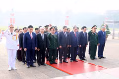 Các đồng chí lãnh đạo, nguyên lãnh đạo Đảng, Nhà nước tưởng nhớ Chủ tịch Hồ Chí Minh. (Ảnh: An Đăng/TTXVN)