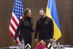 Phó Tổng thống Mỹ Kamala Harris và Tổng thống Ukraine Volodymir Zelensky. (Nguồn: AP)