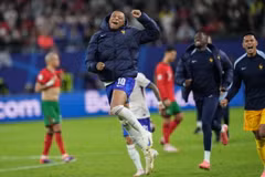 Tiền đạo Pháp Kylian Mbappe (số 7) ăn mừng chiến thắng trước tuyển Bồ Đào Nha. (Ảnh: THX/TTXVN)