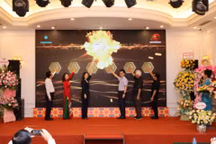 Đại biểu thực hiện nghi thức khai mạc triển lãm. (Ảnh: Thanh Tùng/TTXVN)