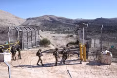 Quân đội Israel được triển khai gần vùng đệm ở Cao nguyên Golan ngày 9/12/2024. (Ảnh: THX/TTXVN)