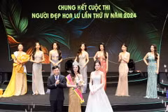 Thí sinh Phạm Hải Anh, số báo danh 06 đã xuất sắc vượt qua 17 thí sinh trong đêm chung kết để giành danh hiệu Người đẹp Hoa Lư năm 2024. (Ảnh: Thùy Dung/TTXVN)