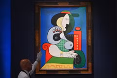 Bức chân dung “Femme à la montre” của danh họa Picasso được trưng bày tại nhà đấu giá Sotheby’s ở New York, Mỹ, ngày 8/11/2023. (Ảnh: AFP/TTXVN)
