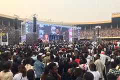 Khán giả tham dự buổi hòa nhạc tại sân vận động Stade de Martyrs ở Kinshasa, CHDC Congo, ngày 27/7. (Ảnh: THX/TTXVN)