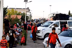 Người dân sơ tán khỏi Liban để tránh xung đột, tại cửa khẩu Jdeidat Yabous ở biên giới Syria-Liban, ngày 24/9. (Ảnh: THX/TTXVN)