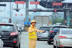 Cảnh sát giao thông điều tiết, phân luồng giao thông đoạn trạm thu phí cao tốc Pháp Vân-Cầu Giẽ. (Ảnh: Phạm Kiên/TTXVN)