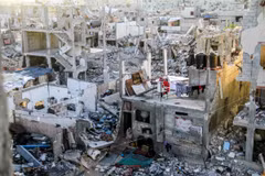Cảnh đổ nát sau các cuộc không kích của Israel xuống Dải Gaza. (Ảnh: THX/TTXVN)