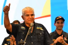 Ông Jose Raul Mulino phát biểu trước những người ủng hộ sau khi giành chiến thắng trong cuộc bầu cử Tổng thống Panama tại Panama City ngày 5/5. (Ảnh: AFP/TTXVN)