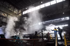 Công nhân làm việc tại một nhà máy sản xuất thép ở Port Talbot, Wales, Anh. (Ảnh: AFP/TTXVN)