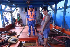 Tổ công tác nghiệp vụ của Bộ Tư lệnh Vùng Cảnh sát Biển 4 tiến hành kiểm số lượng dầu vi phạm. (Ảnh: TTXVN phát)