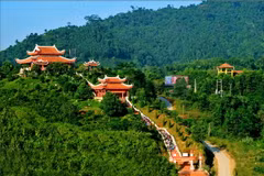 Nhà tưởng niệm Bác Hồ trên đỉnh đèo De thuộc xã Phú Đình, huyện Định Hóa, tỉnh Thái Nguyên. (Ảnh: Trang Thông tin điện tử huyện Đại Từ)