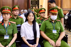 Bị cáo Mai Thị Hồng Hạnh (cựu Chủ tịch Hội đồng Quản trị kiêm Giám đốc Công ty Xuyên Việt Oil) tại phiên toà. (Ảnh: Hồng Giang/TTXVN)