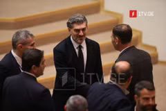 Ông Mikheil Kavelashvili (giữa). (Ảnh: 1tv.ge)