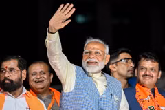 Thủ tướng Ấn Độ Narendra Modi (giữa) tại một sự kiện ở Mumbai. (Ảnh: AFP/TTXVN)