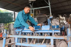 Ông Võ Văn Út đang kiểm tra máy gieo hạt ngô. (Ảnh: Thanh Bình/TTXVN)