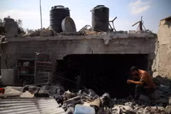 Tòa nhà bị phá hủy sau một cuộc không kích của Israel xuống thị trấn al-Zawaida, Dải Gaza, ngày 7/7/2024. (Ảnh: THX/TTXVN)