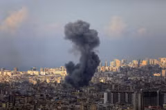 Khói bốc lên sau cuộc không kích của Israel xuống ngoại ô Beirut, Liban ngày 13/11/2024. (Ảnh: THX/TTXVN)
