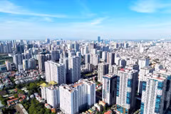 Một phần nguyên nhân diễn biến giá của các cổ phiếu ngành bất động sản giảm sâu là do kết quả kinh doanh của nhóm ngành này thường chậm trong quãng thời gian nửa đầu của năm. (Ảnh: Tuấn Anh/ TTXVN)