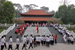 Học sinh Thủ đô Hà Nội và các tỉnh lân cận trước nhà tưởng niệm Chủ tịch Hồ Chí Minh trong khu di tích K9 Đá Chông (Ba Vì, Hà Nội). (Ảnh: Trần Việt/TTXVN)