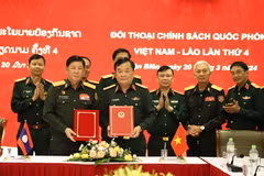 Thượng tướng Hoàng Xuân Chiến và Thượng tướng Vongkham Phommakone ký kết Biên bản Đối thoại Chính sách Quốc phòng Việt Nam-Lào lần thứ 4. (Ảnh: Hồng Pha/TTXVN phát)