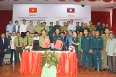 Lễ ký kết biên bản ghi nhớ giữa Chi cục Kiểm lâm, Sở Nông nghiệp và Phát triển Nông thôn tỉnh Thừa Thiên Huế và Chi cục Thanh tra Lâm nghiệp-Sở Nông Lâm tỉnh Sekong, Lào. (Ảnh: TTXVN phát)