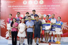 Ban Tổ chức trao giải cho các vận động viên ở nội dung đôi nam nữ hệ phong trào độ tuổi từ 35-49. (Ảnh: Thế Duyệt/TTXVN)