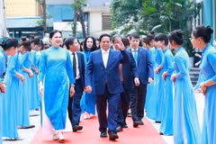 Thủ tướng Phạm Minh Chính đến thăm Học viện Phụ nữ Việt Nam. (Ảnh: Dương Giang/TTXVN)